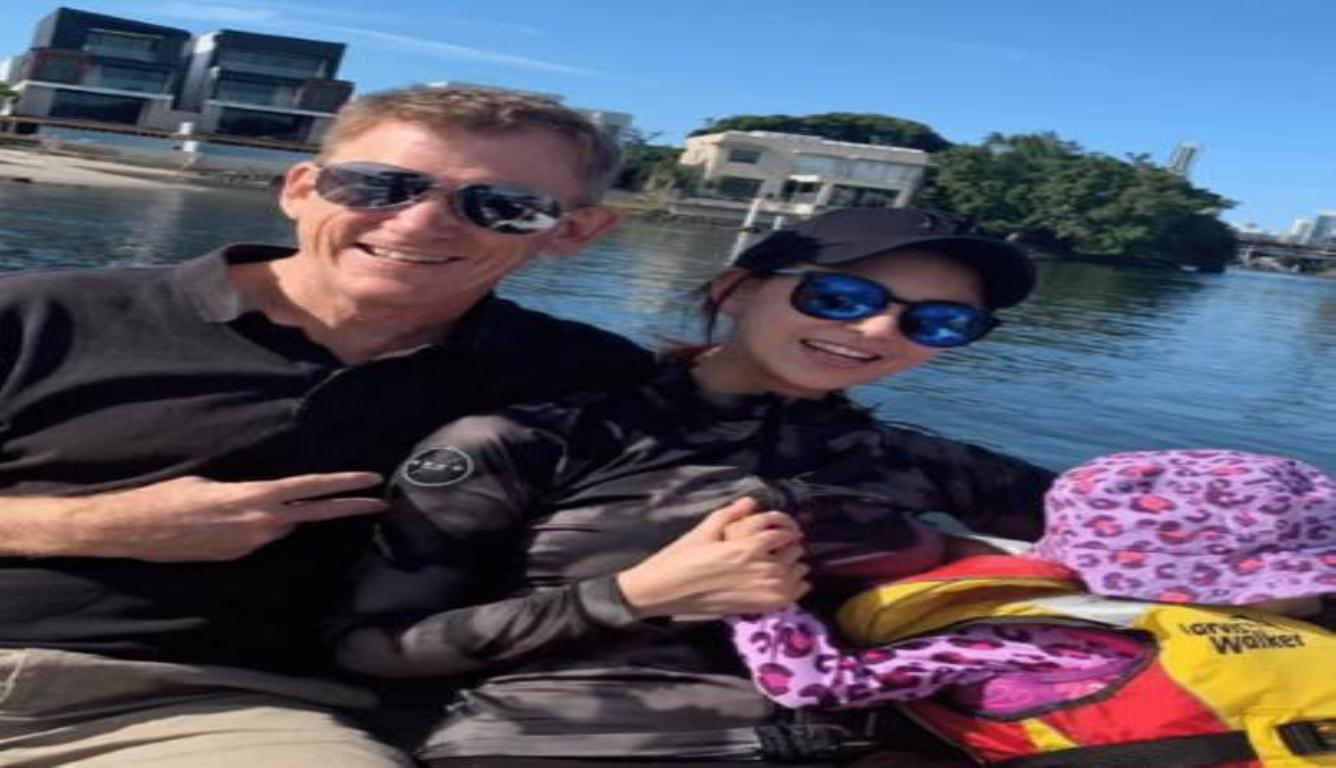 小小周正面曝光 昆凌父亲抱着外孙出镜啦!