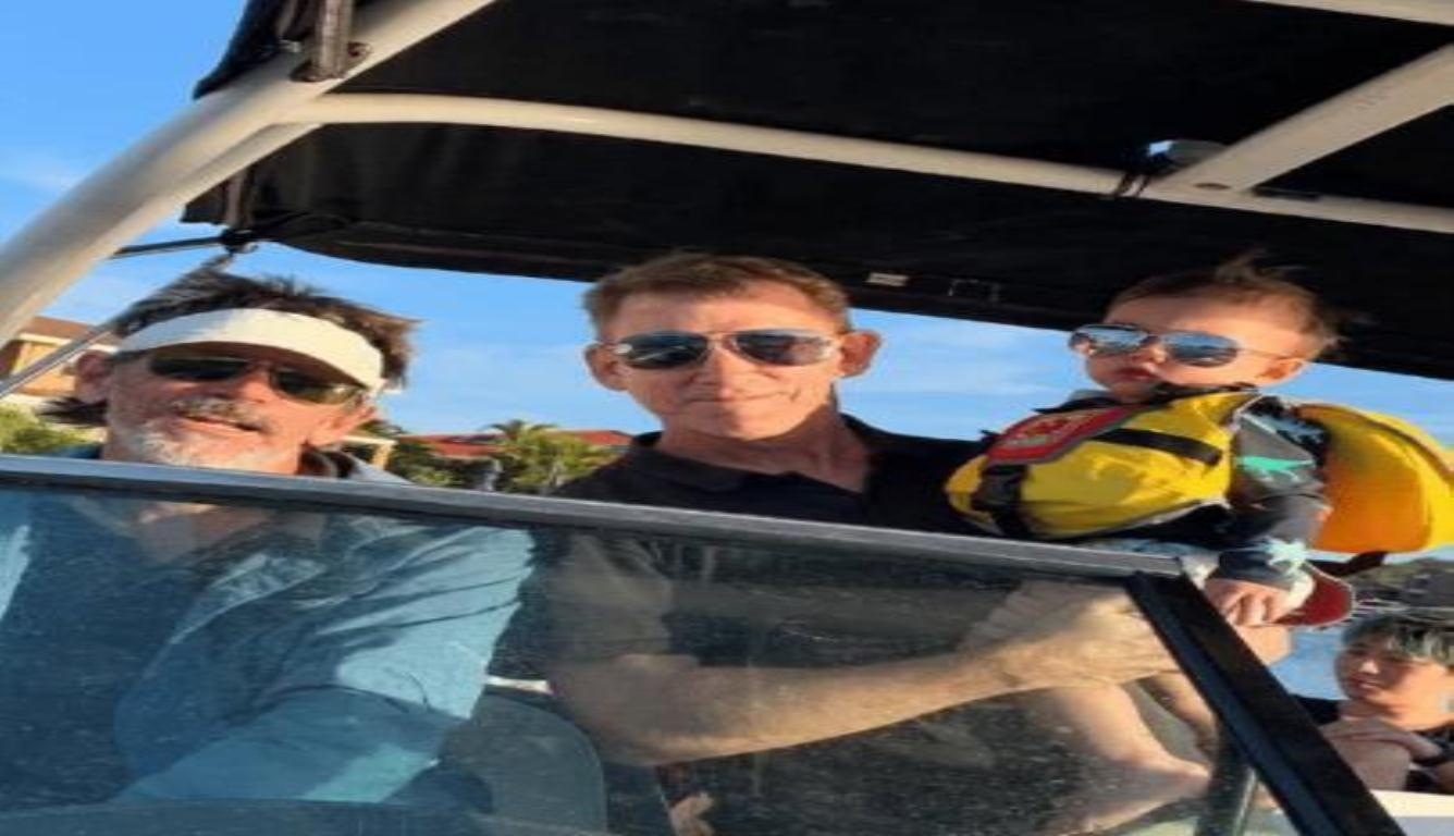 小小周正面曝光 昆凌父亲抱着外孙出镜啦!