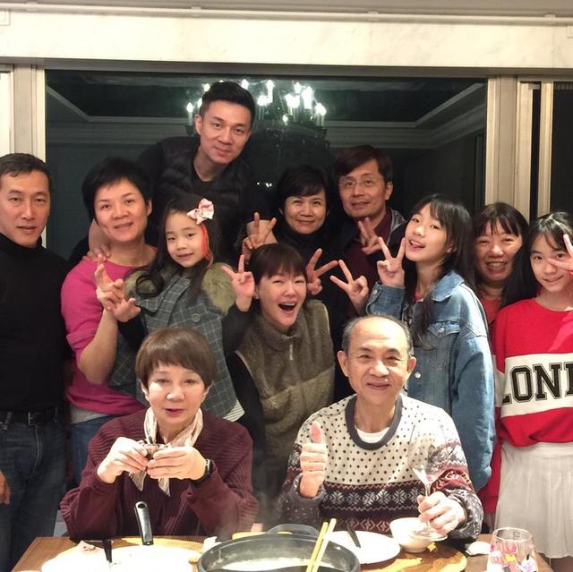 小s跨年全家福 c位素颜出镜