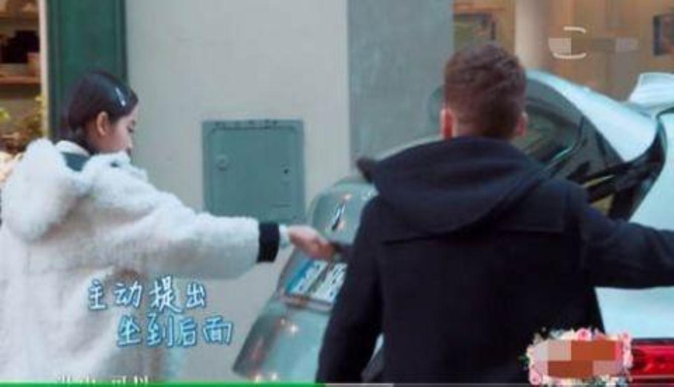 欧阳娜娜坐后备箱 这一举动让不少网友路转粉