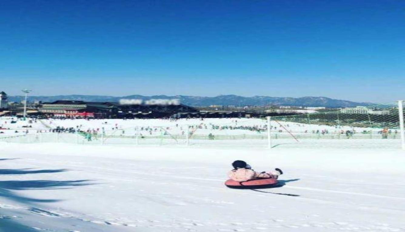 李小璐久违晒照 带着甜馨蹲去滑雪了