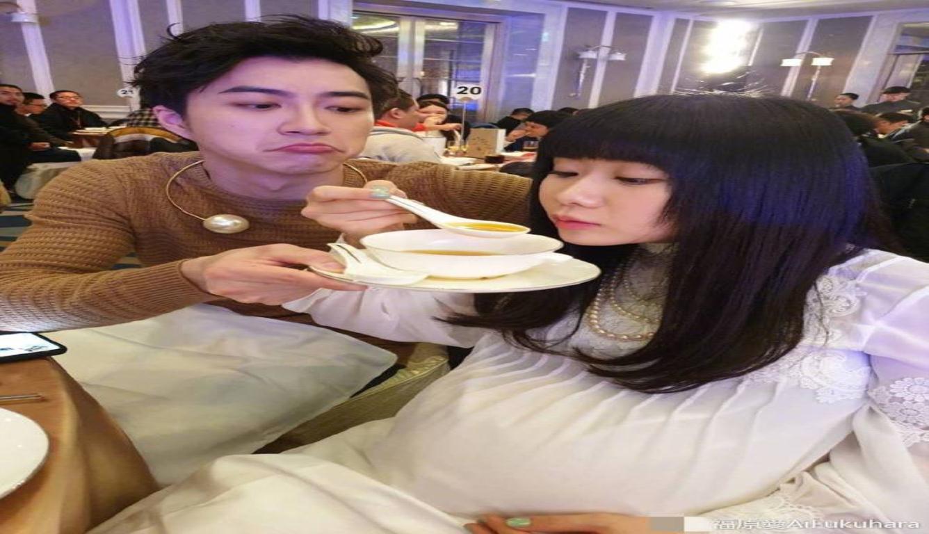 福原爱孕肚抢镜 肚子大到无法靠近桌子吃东西