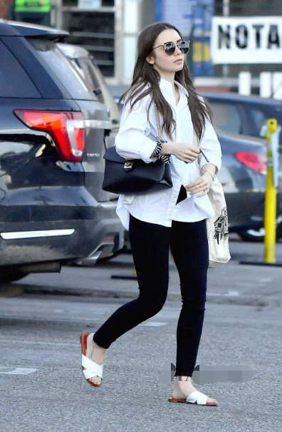 丽莉·柯林斯 (Lily Collins) 西好莱坞街拍 白色衬衫搭配黑色牛仔裤