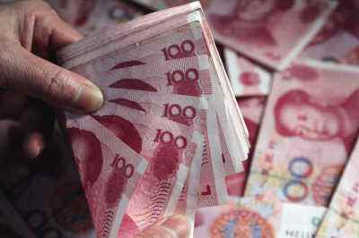 人民币兑美元收盘大跌逾400点