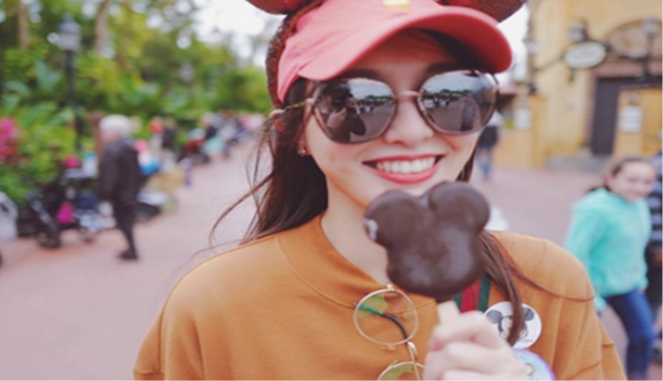 唐嫣迪士尼游玩照 整体穿搭减龄又时尚