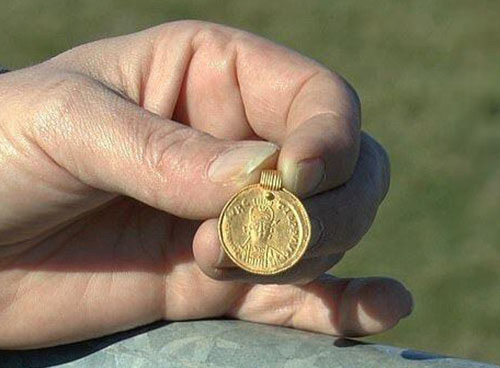 英国一女子发现了1500年的金吊坠