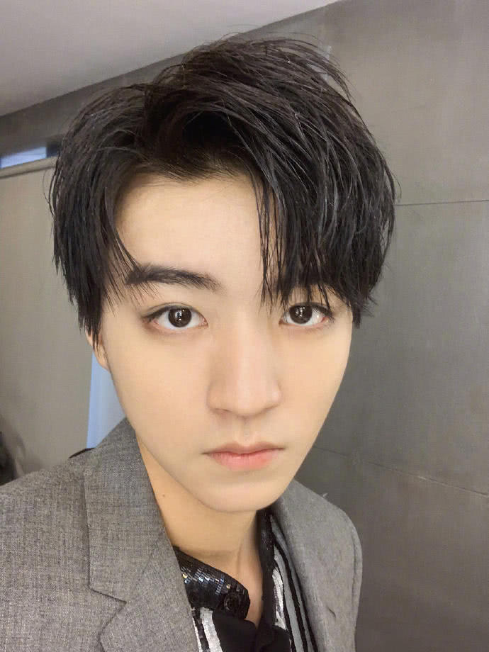 王俊凯居家写真曝光 帅气逼人女友粉上线