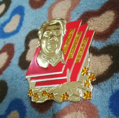 三层楼毛主席像章价格是多少?