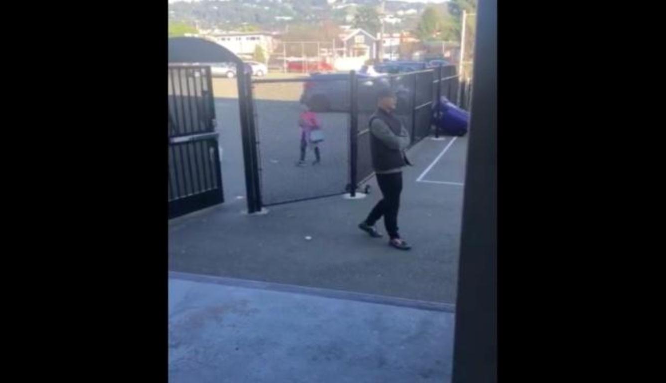 网友偶遇吴彦祖送娃 女儿穿着跟爸爸仿佛不是