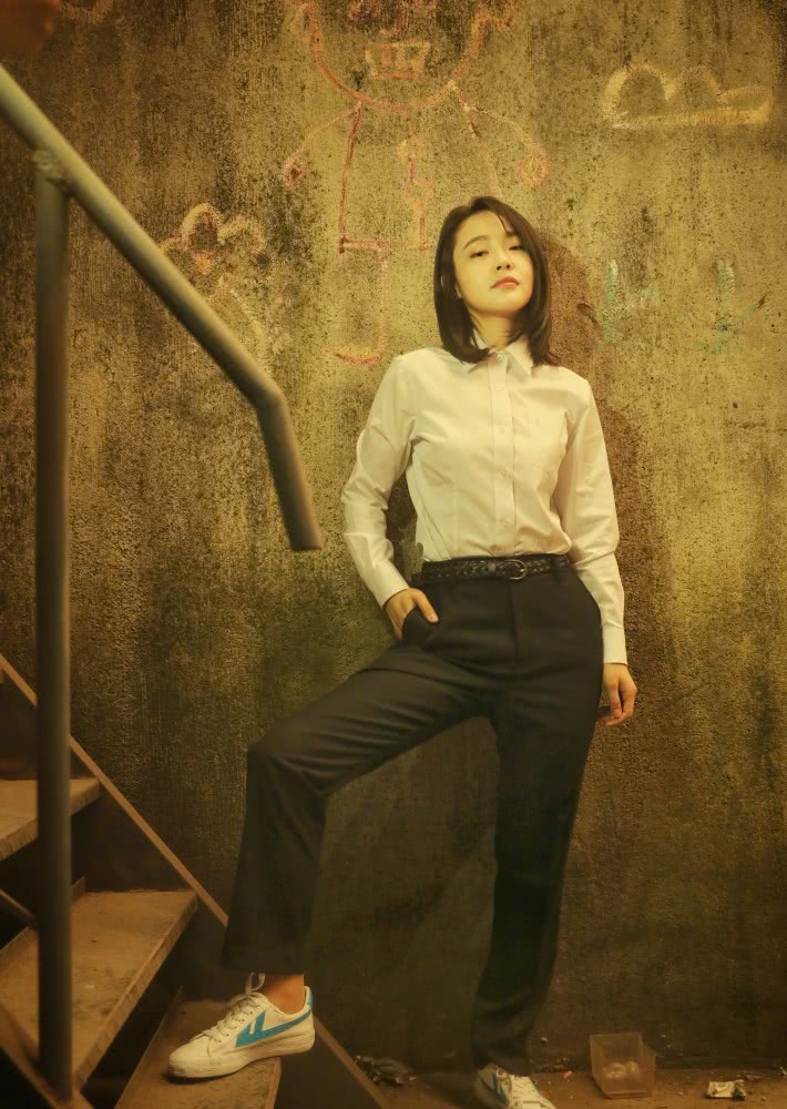 绿色上衣搭配橙色裙子 颜值高的张佳宁超任性