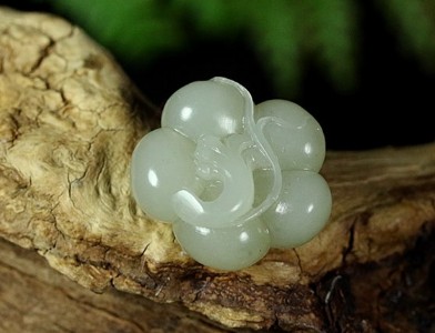 "白玉子料小挂件-南瓜"和田玉多少钱