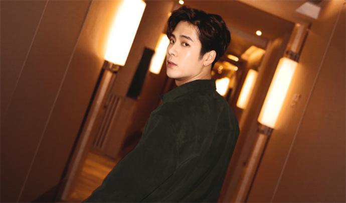 王嘉尔私下抽烟是真的吗