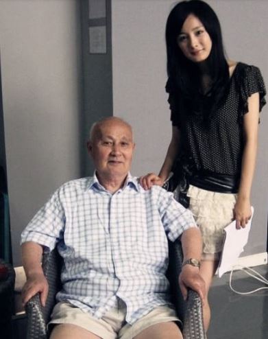 年前杨幂爷爷去世 杨幂忍痛拍戏网友自责忙安