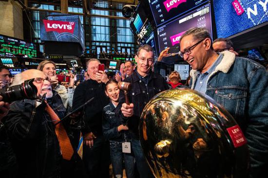 牛仔裤巨头李维斯上市首日股价大涨 市值达86.28亿美元