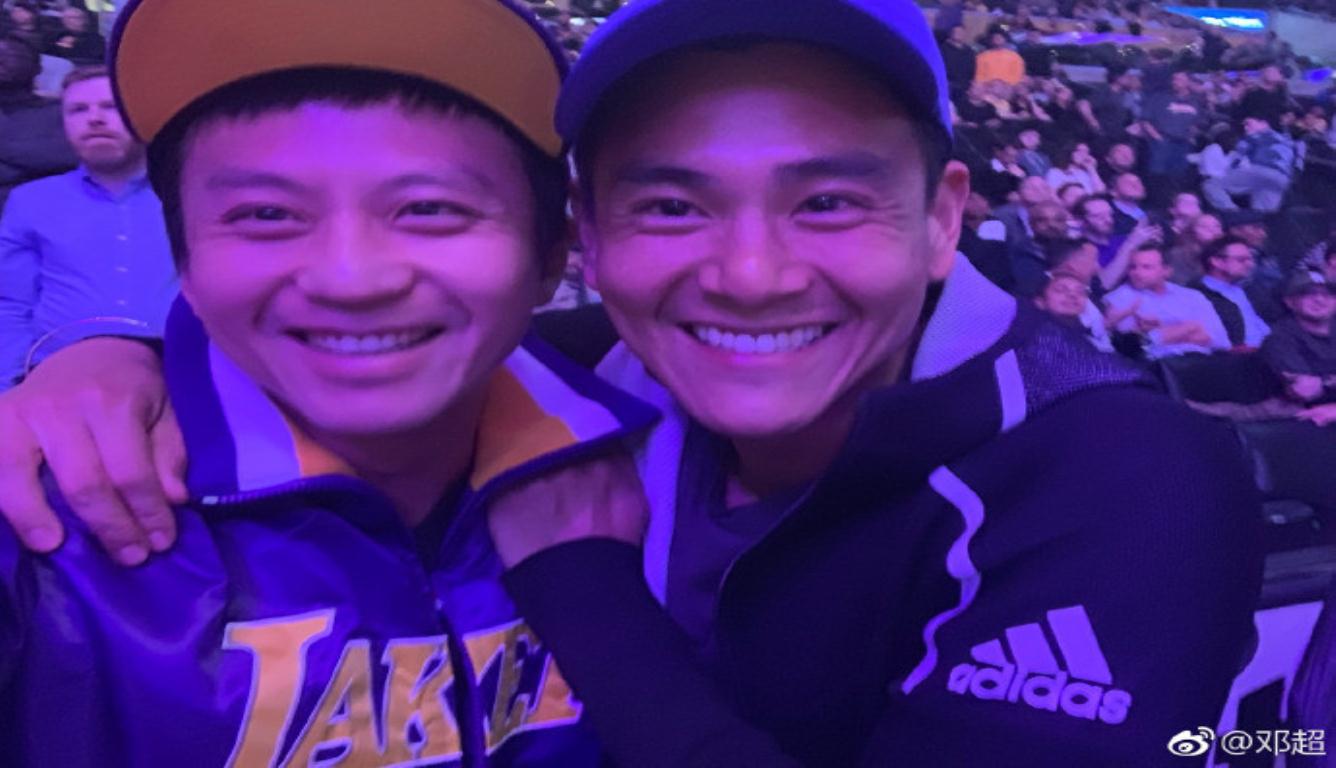 邓超晒与彭于晏看球合照 一个比一个“戏精”