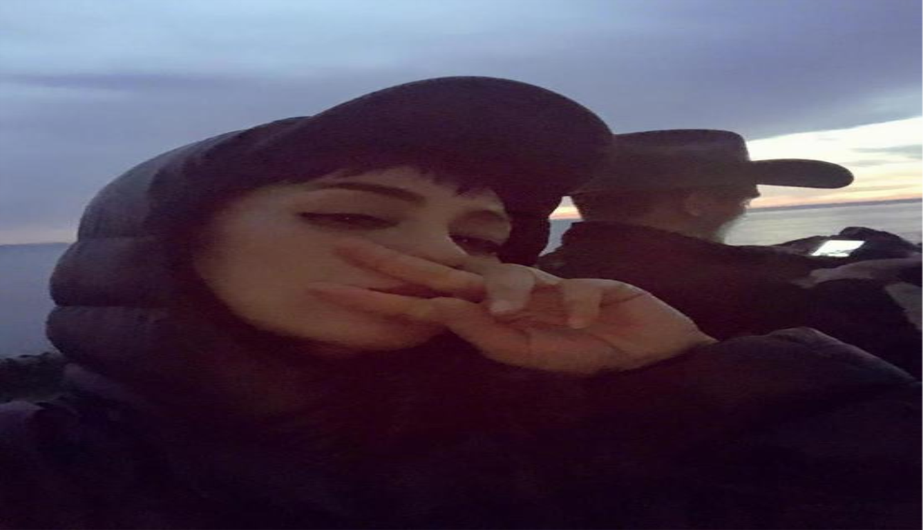 宁静晒海边采风照 这名神秘男子或许是新男友?