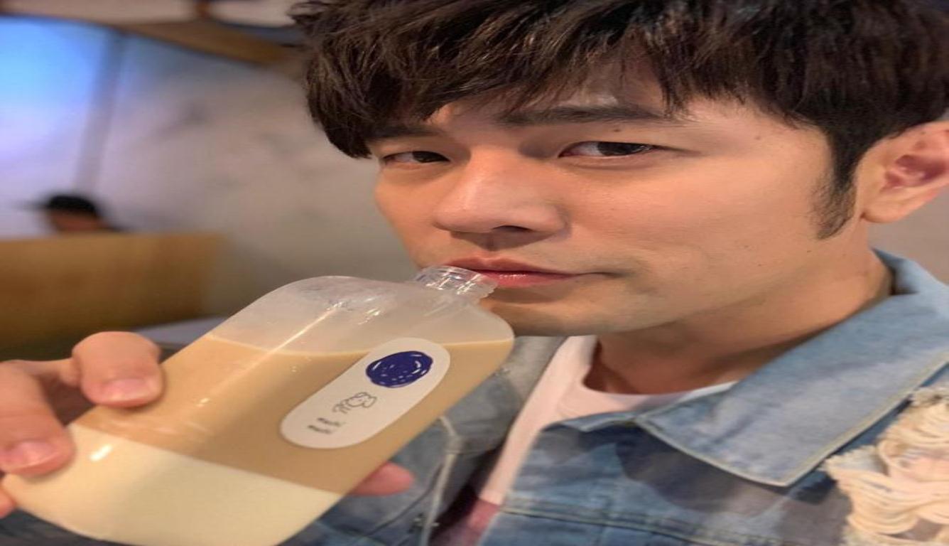 周杰伦晒喝奶茶自拍 网友询问怎么瘦下来的