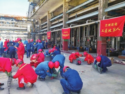 兰州石化公司工会举行“劳模突击队”现场授旗仪式