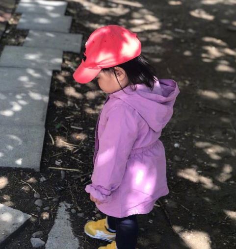 朱丹带女儿遛弯 称对孩子有亏欠?