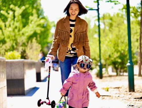 朱丹带女儿遛弯 称对孩子有亏欠?