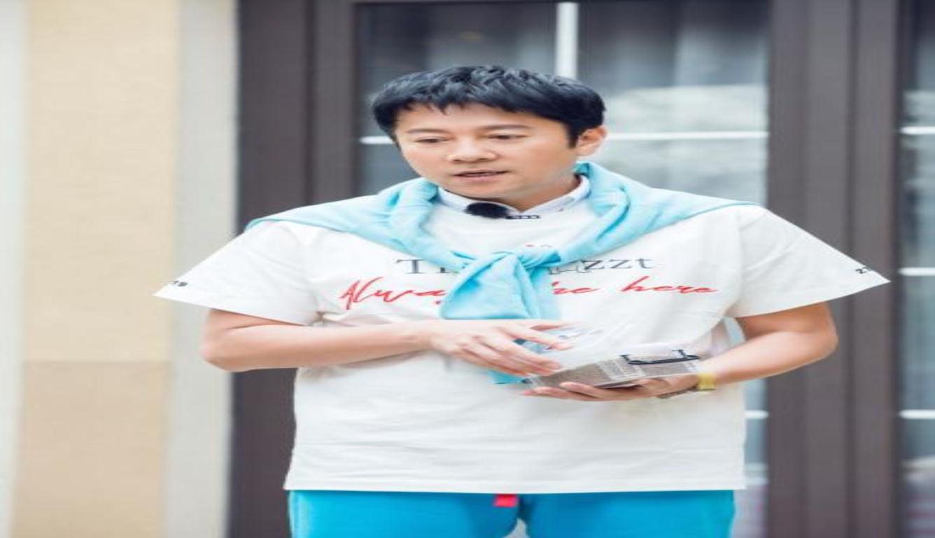 蔡国庆批男生捂嘴笑 为什么男生不应该捂嘴笑