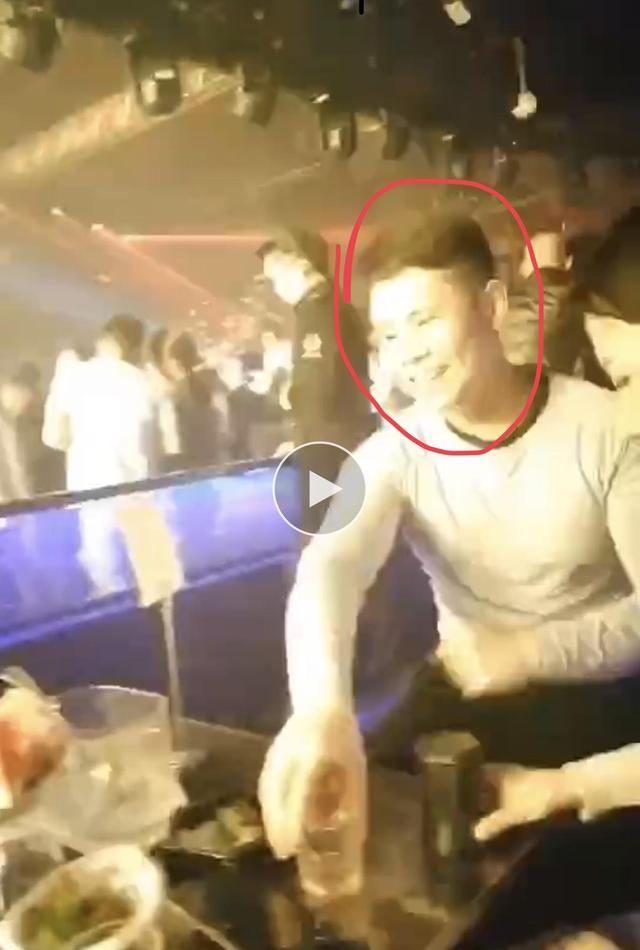 吴谢宇酒吧当男模是怎么回事