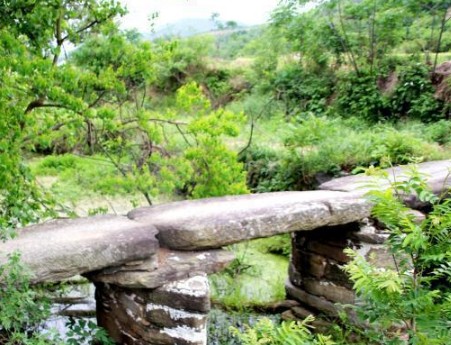 湖北孝昌县发现一座至今保存完好的清代古石板桥