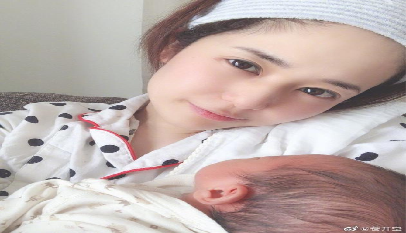 苍井空抱娃分享近况:现在努力照顾孩子