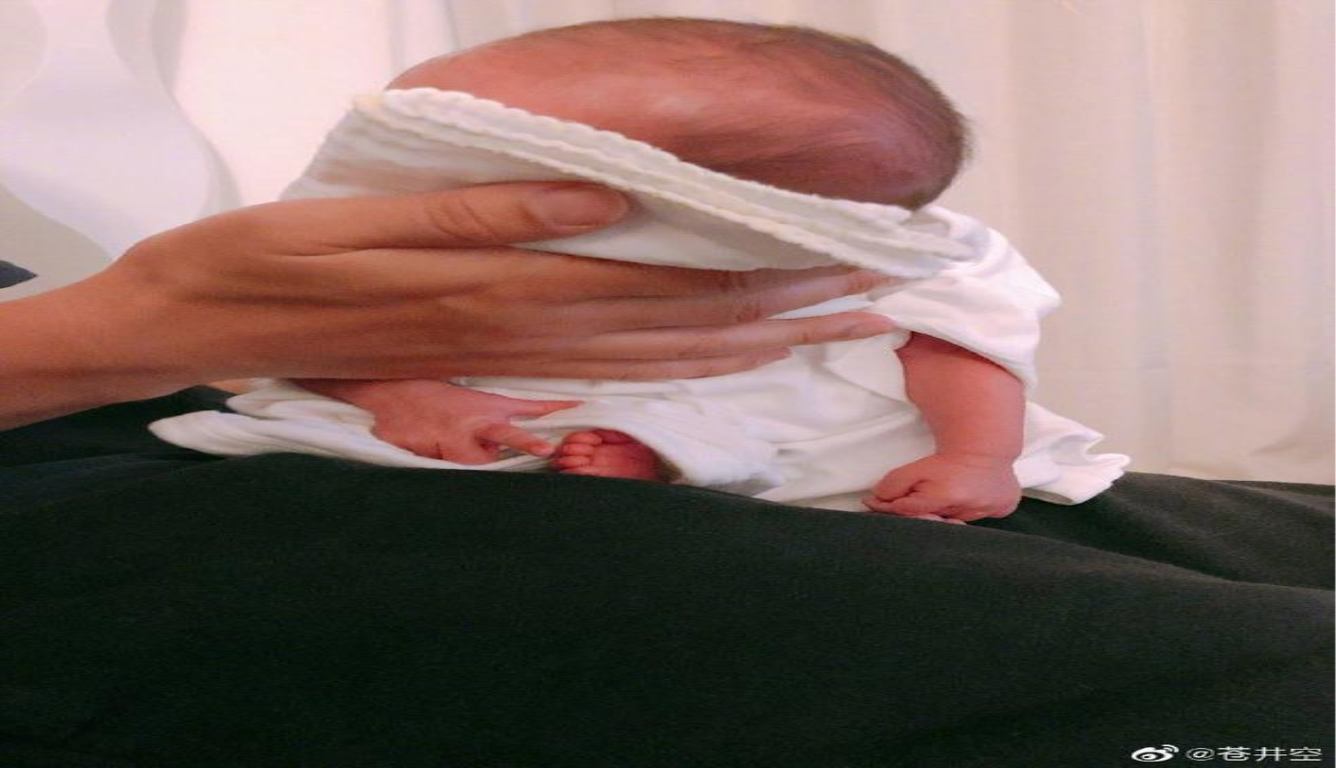 苍井空抱娃分享近况:现在努力照顾孩子