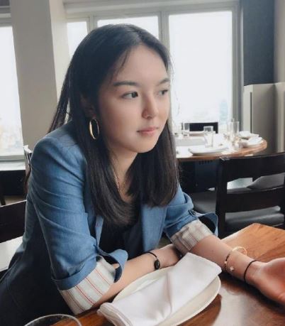 哈文为女儿庆生 17岁女儿身穿西装气质干练