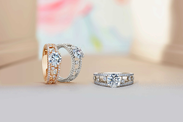 戴比尔斯推出全新Dewdrop单颗美钻订婚戒指