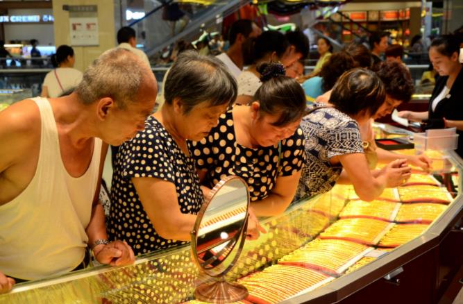 中國人趁金價下跌抓緊買黃金!