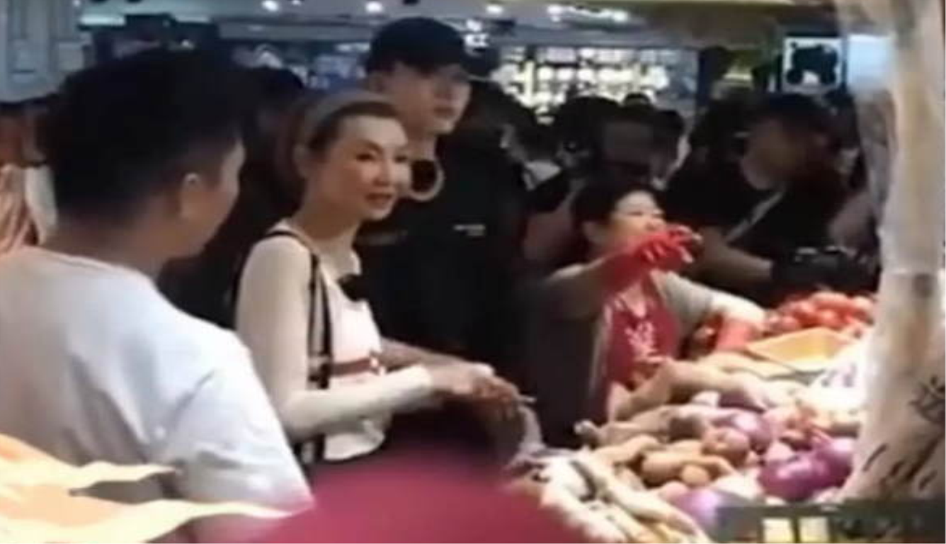 54岁张曼玉逛地摊 店员透露经常一买就是一打