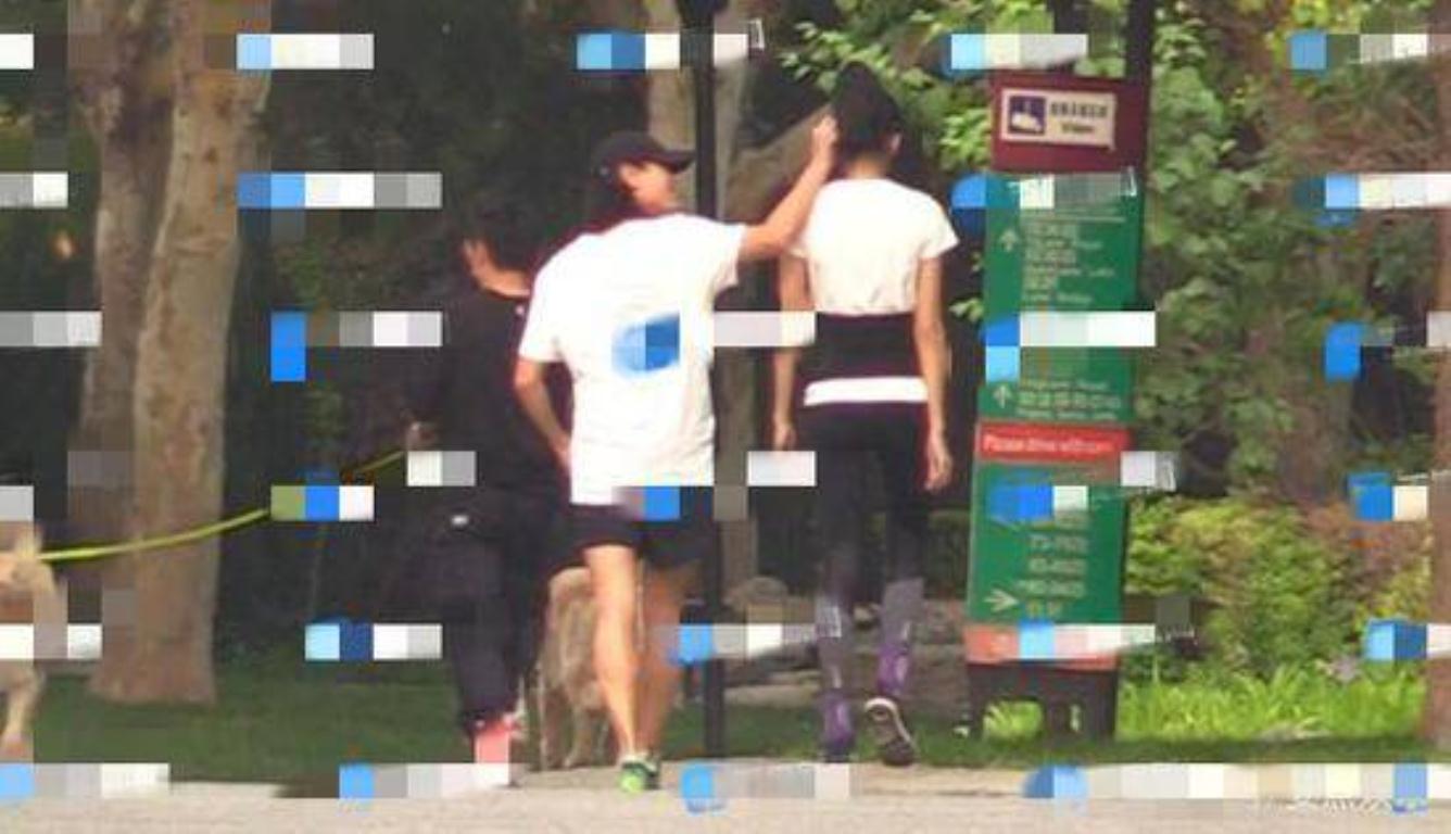 张蓝心新恋情 与《喜欢你》导演牵手遛狗