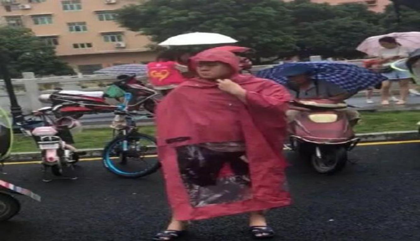 岳云鹏穿雨衣造型接女儿 这表情让人忍不住发笑