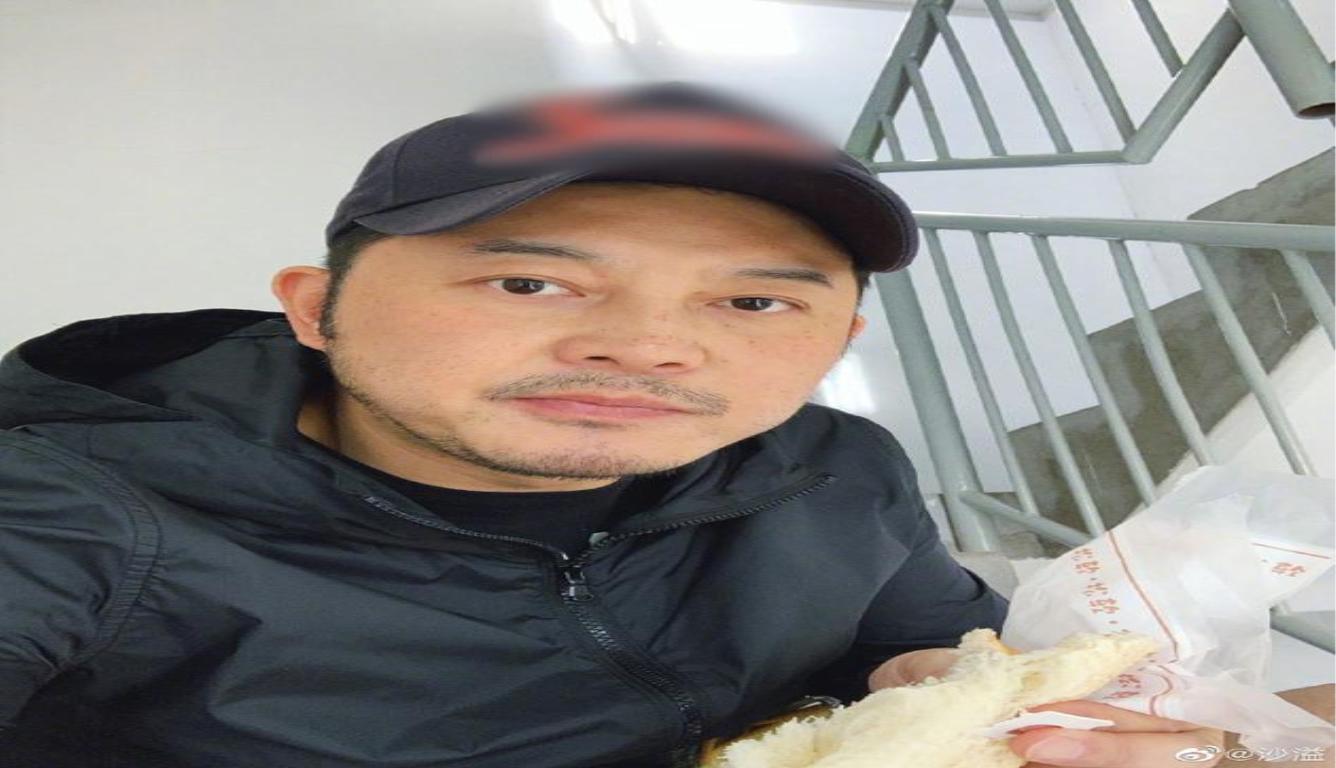 为了不打扰孩子学习 沙溢楼梯间啃面包干噎