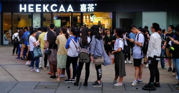 90后靠一杯20元奶茶年销近10亿 他凭什么能成功