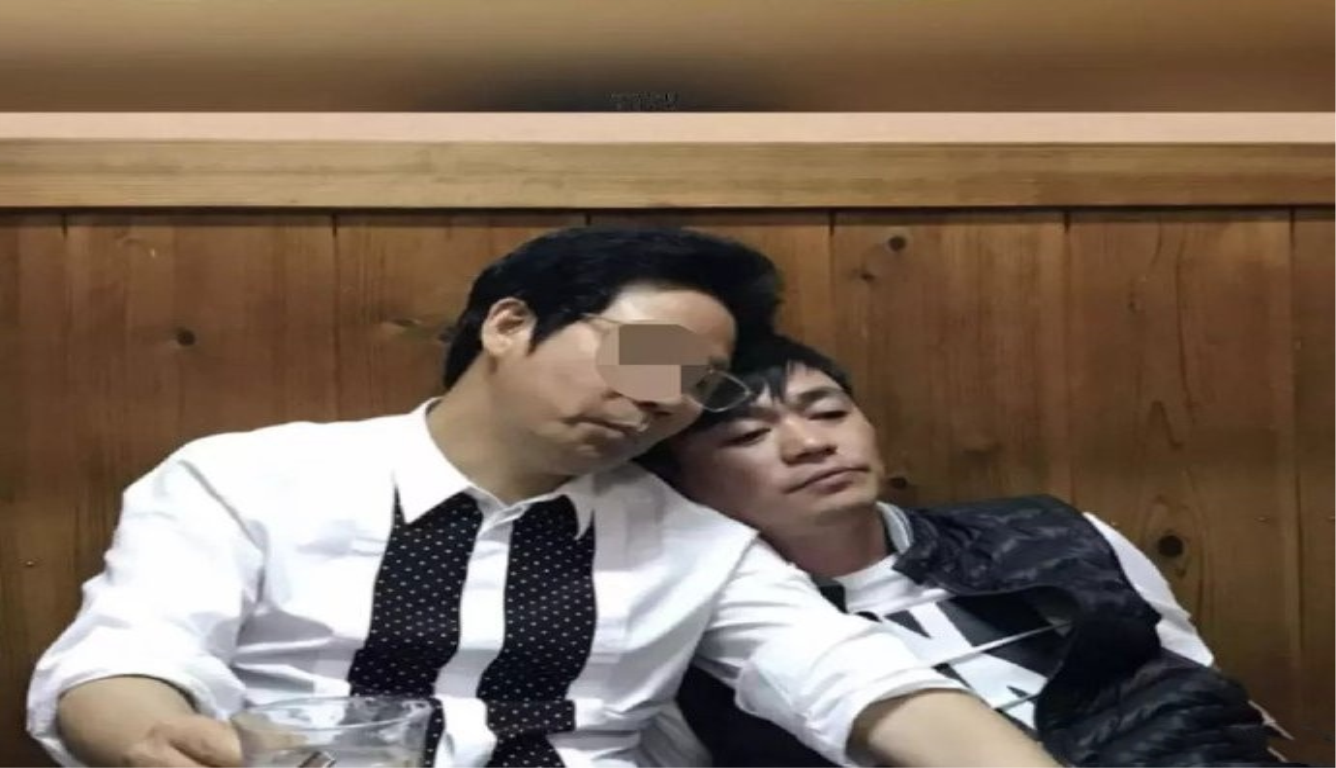 网友爆料王宝强妈妈去世 与友人喝酒神情低迷