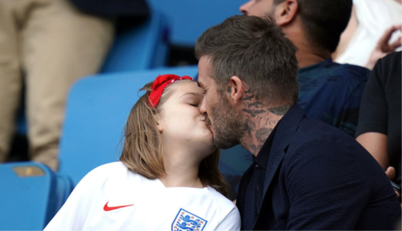 英格蘭3-0橫掃挪威 貝克漢姆和小七看臺上親吻