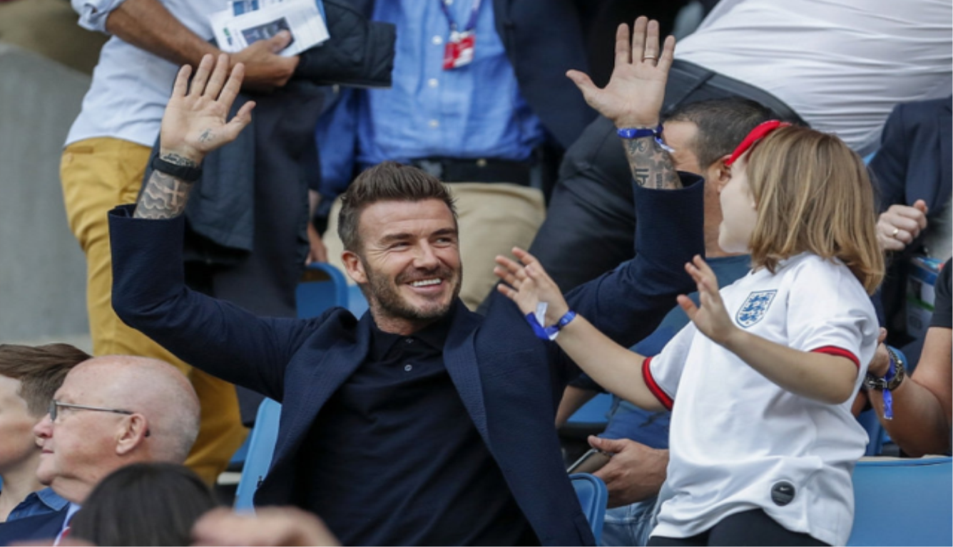 英格兰3-0横扫挪威 贝克汉姆和小七看台上亲吻