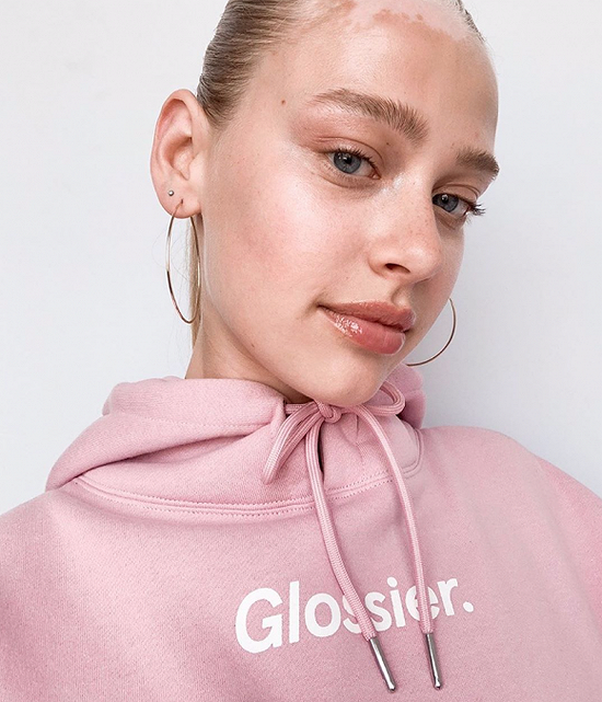 彩妆品牌Glossier 发售品牌第一个限量成衣系列