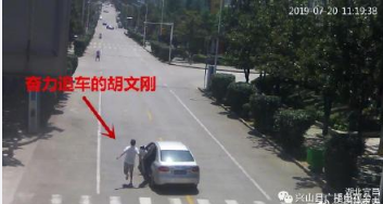 残疾的哥截停失控车 当地民警正在为其申请见义勇为