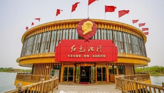 张掖“高台红色记忆博物馆”里收藏着近5万枚毛主席像章
