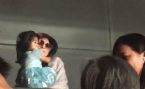 章子怡醒醒看汪峰演唱会 撒狗粮都是那么大方