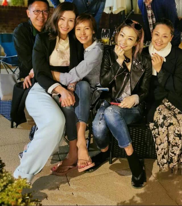 李嘉欣晒与郑秀文聚会照 笑容十分灿烂