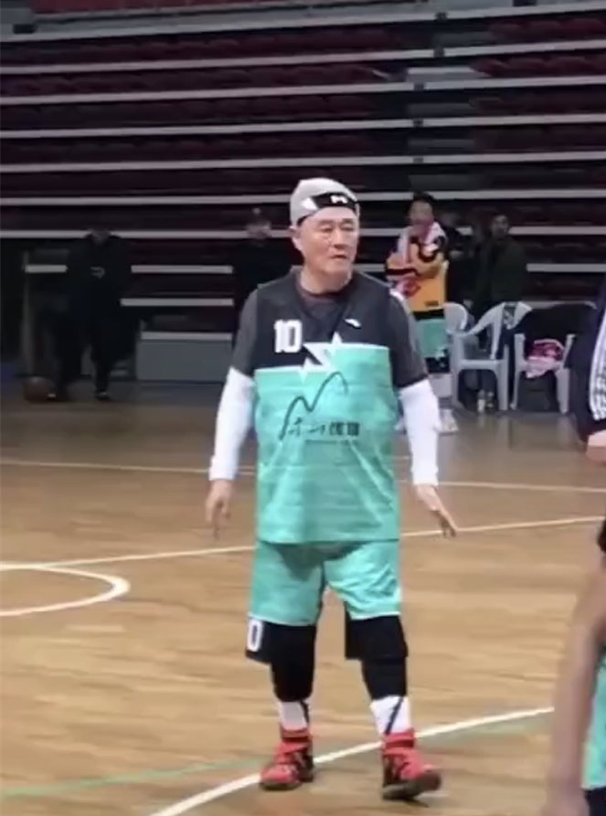 赵本山戴发带打篮球