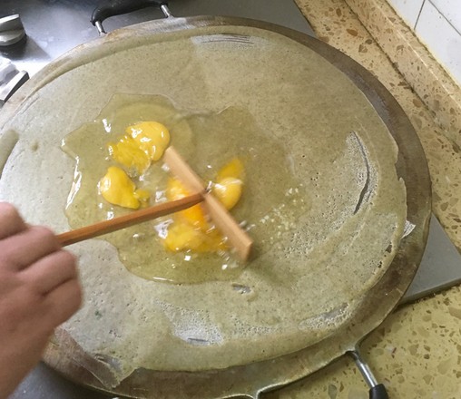 天津煎饼馃子遇标准化难题 地方小吃传承如何与创新融合?