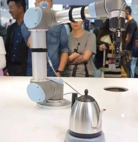 机器人“入侵”奶茶店 搞噱头还是真有料?