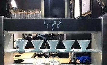 机器人“入侵”奶茶店 搞噱头还是真有料?