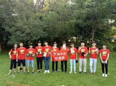 年轻员工不好管?木屋烧烤的女店长摇了摇头